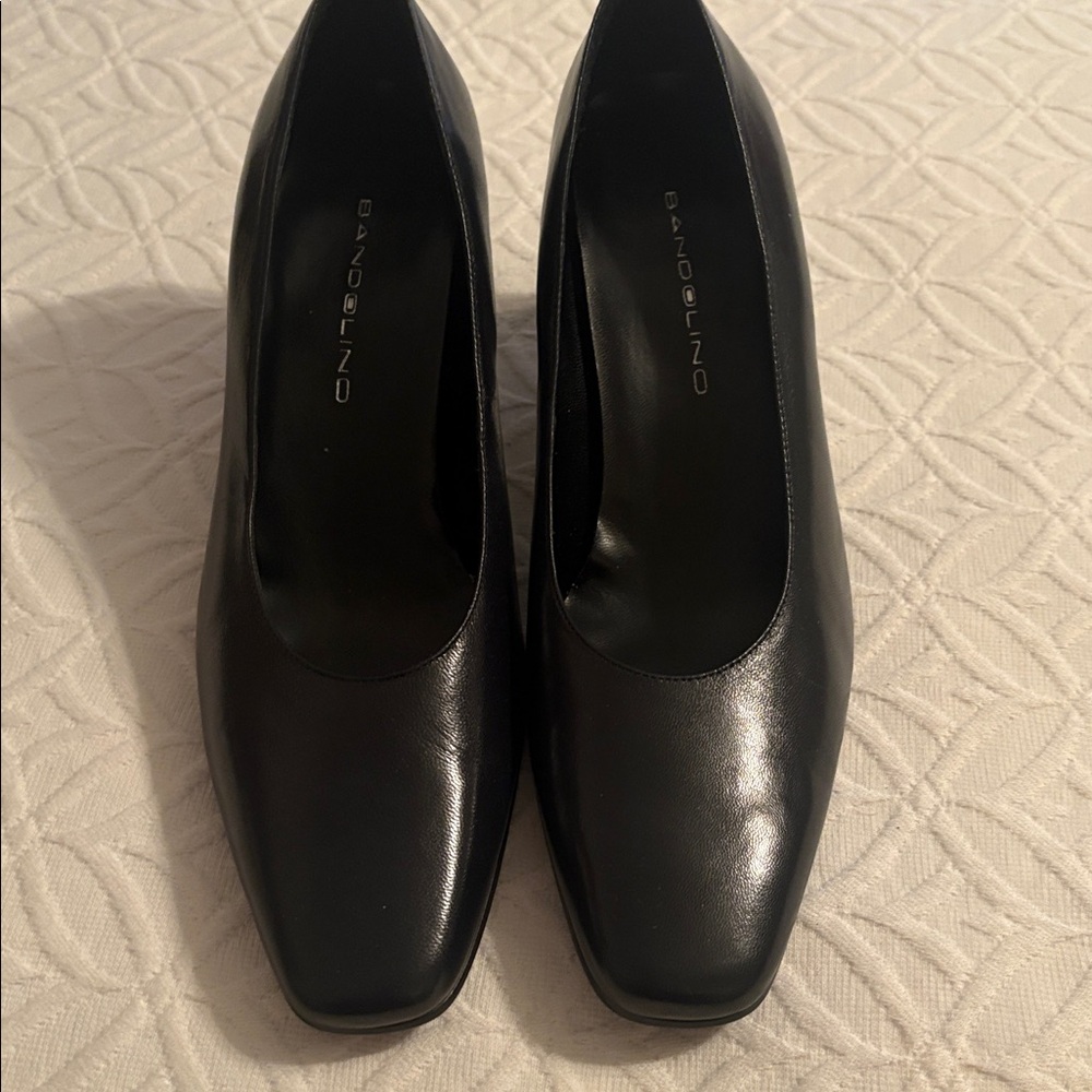 Bandolino Classic 7 1/2M NAVY Pumps, NWOT, 2 1/2” Heel